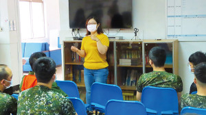 講師解說吸菸對身體的危害。(圖:楊玖千)