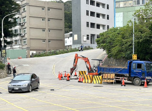 清水廣場往鄉公所方向正由廠商進行排水管線工程開挖,施工單位圍起警戒區並設專人指揮,但仍不時出現好幾輛車停下等候通過的場景。(圖/文:曹重偉)