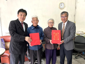南竿鄉介壽村陳淑金女士今年86歲生日,副縣長陳冠人、鄉長林志東登門祝壽,獻上生日賀禮喜氣洋洋。(圖/文:曹重偉)