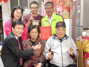 南竿介壽村陳圭利老先生95大壽,縣府由副縣長陳冠人代表,會同鄉長林志東登門祝壽。(圖/文:曹重偉)