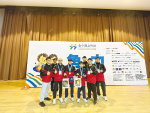 112年全中運持續進行,教育處長王禮民前往鼓勵角力、木球選手。(圖:縣府教育處)
