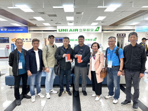 　112年度四鄉代表會國內經建考察啟程，四鄉鄉長特別致贈程儀，祝福行程圓滿順利。（圖：南竿鄉代會）
