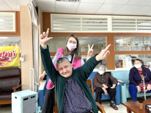 新住民家庭服務中心公益剪髮溫馨出擊!因應氣溫回升,22日前往大同之家為長者剪染,老人家紛紛感謝義工姐妹們的愛心。(圖:連江縣大同之家)