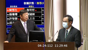 立法委員陳雪生24日針對台馬直飛票價、運安會執行在立院提出質詢。(圖:立法院國會直播)