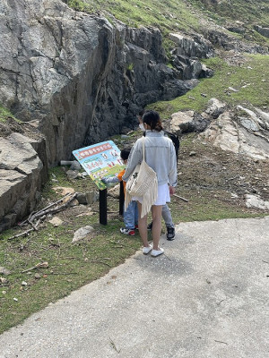 縣府產發處呼籲民眾以正確的餵食方式與梅花鹿互動,避免遭鹿頂撞受傷。(圖:產發處)