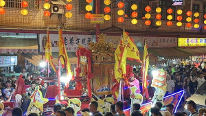 馬祖境天后宮跨海參加大甲媽癸卯年遶境活動,隊伍21日出發,24日傍晚抵達嘉義新港奉天宮,馬祖媽的花車受到熱烈歡迎。(圖:殷文賢)