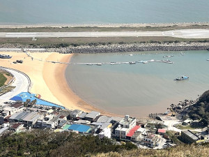 　塘岐馬鼻灣澳口形勢封閉風浪小，適合推廣夏季水上休閒活動。（圖／文：陳鵬雄）