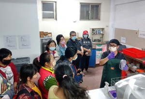 離島旅遊做環保,環資局22日舉辦卡蹓杯循環系統工作示範學習觀摩會,減少旅客來馬祖製造垃圾,從使用「卡蹓杯」開始。(圖/文:曹重偉)