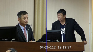 　立委陳雪生爭取小三通全面開放，26日在立院向陸委會主委邱太三提出質詢。（圖：立院直播）