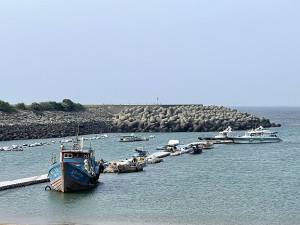 　塘岐馬鼻灣簡易浮排使用率高，產發處計畫今年度進行破損浮桶修繕。（圖／文：陳鵬雄）