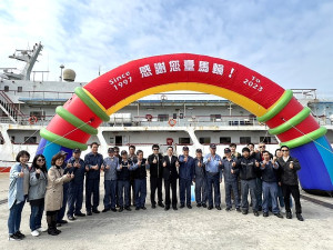 臺馬輪退役,縣長王忠銘代表頒贈榮譽縣民證與除役獎金,民眾到場登輪回顧,滿滿不捨告別臺馬輪。(圖/文:馮紹夫)