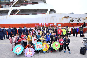 　臺馬輪27日下午最後一次停靠東引中柱港，縣府秘書長張龍德、鄉長林德建、鄉代會副主席劉家宏、指揮官賴政豐與鄉親近百人到碼頭迎接與送行，謝謝臺馬輪為東引交通所作的努力與付出。（圖／文：陳其敏）