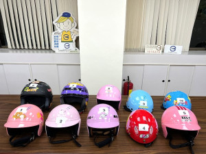 　消費者於選購機車安全帽與使用時，請選擇貼附有商品檢驗標識之商品。（圖：標準檢驗局基隆分局）