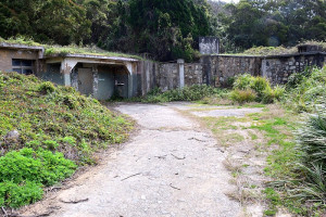 東引鄉獅子村後方山腰的特約茶室舊址,預定明年展開修復整建,藉由現代建築技藝之運用,使其重新與當代生活連結,讓歷史價值能永續保存和發展。(圖/文:陳其敏)