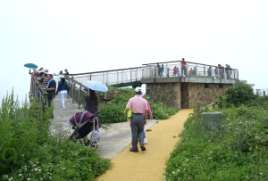 　勞動節連假第一天，東引各景點、聚落老街湧現觀光人潮，給小島帶來商機與熱鬧。（圖／文：陳其敏）
