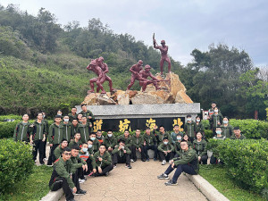 見習生於北海坑道合影留念。(圖:張玄德)