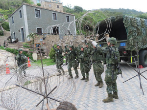 官兵實施灘岸阻絕設置。(圖:簡慈儒)
