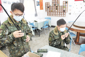 官兵針對裝備進行檢查作業。(圖:鄭恆佳)