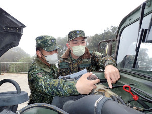 官兵進行裝備妥善狀況檢查。(圖:鄭恆佳)