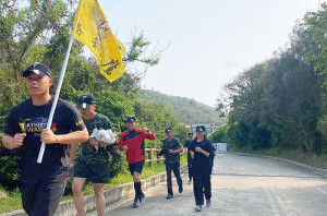 官兵於運動時間慢跑至四維村。(圖:簡慈儒)
