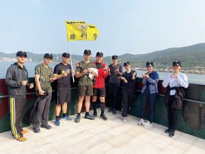 官兵於秋桂亭觀景台合影。(圖:簡慈儒)