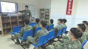 洪上尉介紹理財概念。(圖:楊玖千)