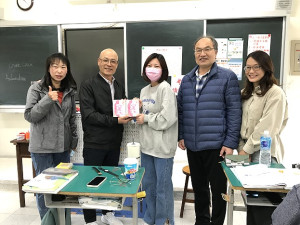 　教育處長王禮民為學生加油打氣及致贈餐盒，轉達縣長王忠銘關心。（圖／文：吳嘉榮）