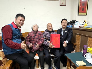 劉宜坤(右2)86歲大壽,縣長王忠銘30日前往拜訪並送上賀禮。(圖/文:馮紹夫)