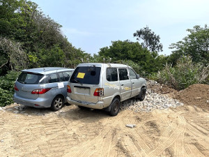 　環資局在北竿進行無牌車拖吊作業，張貼廢棄物公告的30多部車只移走4部。（圖／文：陳鵬雄）