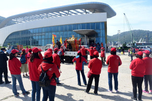 　赴台參加大甲媽遶境順利結束，媽祖金身及鑾轎1日上午搭乘「臺馬之星」返馬，鄉長林志東等多位社友前往碼頭迎接媽祖回鑾。（圖／文：曹重偉）