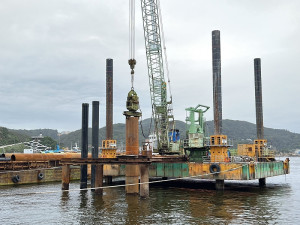 福澳碼頭新設F3浮動碼頭施工中,未來可雙側停泊500噸級交通船。(圖/文:馮紹夫)