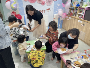 西莒社區公共托育家園辦理媽咪輕鬆Time活動,場面熱鬧又溫馨。(圖/文:宋幸儒)