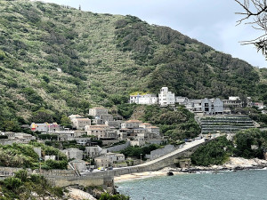 　中山國中建築外觀對芹壁整體景觀產生衝擊，各界積極推動遷校計畫。（圖／文：陳鵬雄）