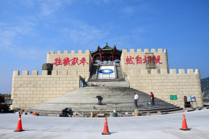 　東引中柱島感恩亭修繕工程遲遲不能完工，除了影響旅遊行程規劃，紊亂的環境景觀也會衝擊景點原有的魅力。（圖／文：陳其敏）