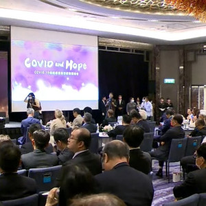 告別新冠疫情!縣長王忠銘2日參加COVID-19捐贈感恩暨授獎表揚晚會,代表地區防疫團隊接下由總統蔡英文頒發的感謝狀。(圖:連江縣政府)