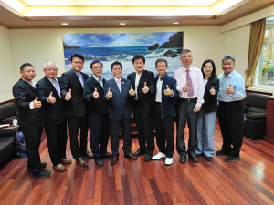 　台灣區電信工程工業同業公會一行人2日拜會縣府，與副縣長陳冠人合影。（圖：縣府行政處）