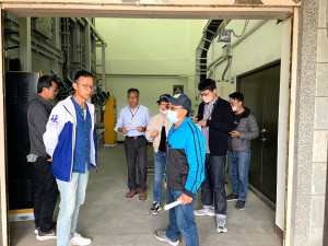 縣府民政處長曾玉花、南竿鄉長林志東等一行共同會勘南竿鄉生命園區。(圖:縣府民政處)