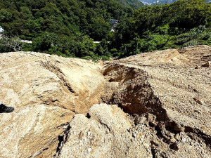 中興嶺營舍工程土方流到水庫上方攔水壩,產發處長林志豐會同相關及軍方、施工廠商前往現勘;聽取廠商進行後續處理說明。(圖/文:曹重偉)