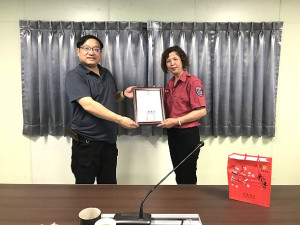 連江縣消防局4日辦理退休義消人員表揚暨鳳凰志工大隊新任幹部交接儀式,王淑英女士退休,陳曉雯、王淑貞接任新幹部。(圖:連江縣消防局)