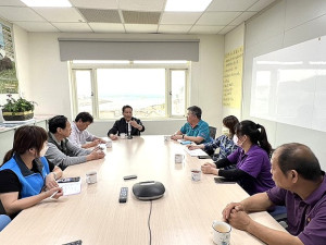 縣長王忠銘4日主持莒光民生物資運輸協調會,業者、航商提供寄貨服務方便莒光民眾採購用品。(圖/文:馮紹夫)