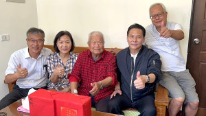 　津沙村唐福泉先生91歲生日，縣長、鄉長登門祝壽，一番祝賀問候之後，再由王忠銘為壽星帶上金戒指，喜氣洋洋。（圖／文：曹重偉）