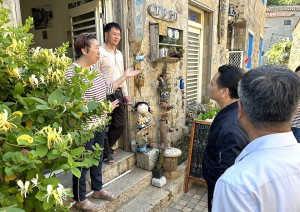 津沙村收訊問題遲遲未決,民宿業者當面向縣長王忠銘陳情,希望縣府盡快解決。王忠銘回應願以最大努力從旁協助。(圖/文:曹重偉)