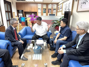 　關切津沙村基地台處理進度，立委陳雪生邀中華電信總經理郭水義到立法院說明。（圖：立委陳雪生辦公室）