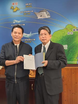 連江地檢署檢察長謝謂誠拜會縣府,縣長王忠銘致贈「品馬祖.島嶼釀」一書表示歡迎之意。(圖:連江地檢署)