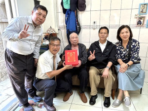 津沙村陳仁仙先生過85歲生日,縣長王忠銘5日上午會同鄉長林志東、衛福局長陳美金等共組祝壽團登門拜訪。(圖/文:曹重偉)