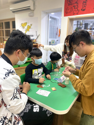 東莒幼兒園5日晚間舉行親職教育,透過共學來增進親子情感。(圖/文:蔡夢玲)