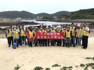 　南竿鄉公所辦理春季擴大淨灘活動，5日於珠螺沙灘清理環境。（圖／文：吳嘉榮）