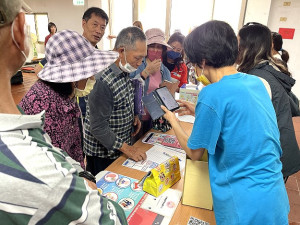 連江縣衛生福利局辦理的531無菸日、長照2.0及長者社區資源快閃宣導活動,鄉親參加踴躍。(圖/文:宋幸儒)