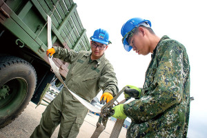 官兵將軍品繫固於軍用卡車。(圖:余竣鎧)