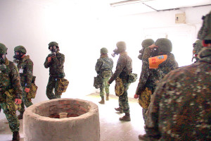 官兵體驗毒氣戰場環境下生理反應。(圖:鄭恆佳)